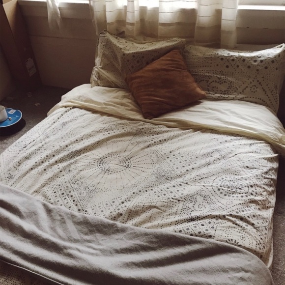 UO duvet cover and pillow cases - full bed - Picture 2 of 3